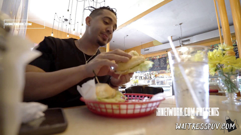 Waitress POV: Garçonete em primeiro plano - Khloe Kapri