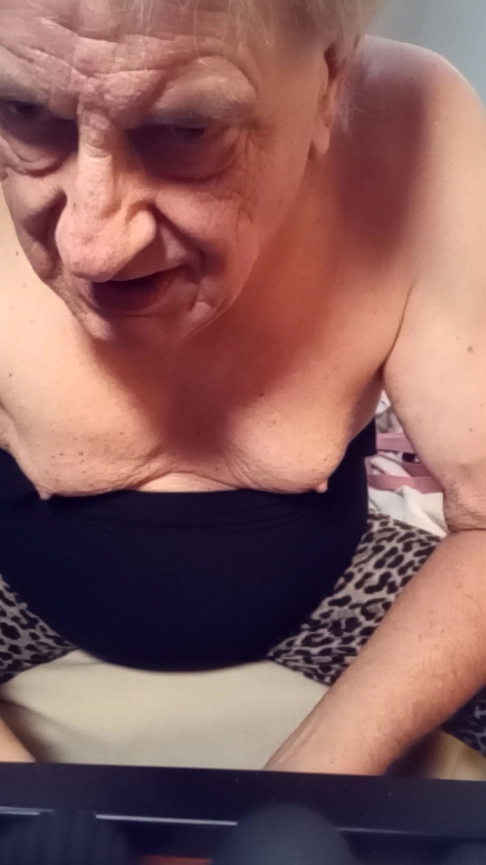 Patti Xdresser: 흑인 대물 자지에게 따먹히는 늙은 할망구