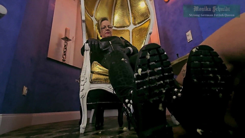 Strict Senz: La Misress Monika Schmidt Schiaccia Sputa E Nutre Umiliazione Verbale...