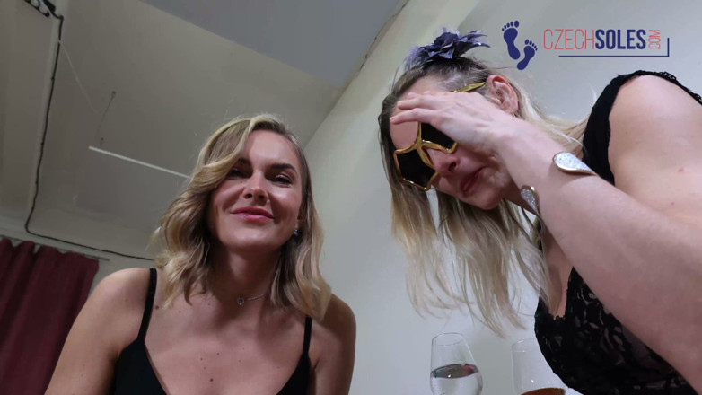 Czech Soles - foot fetish content: matalab baar bres apni oonchi eri ke joote ke niche...
