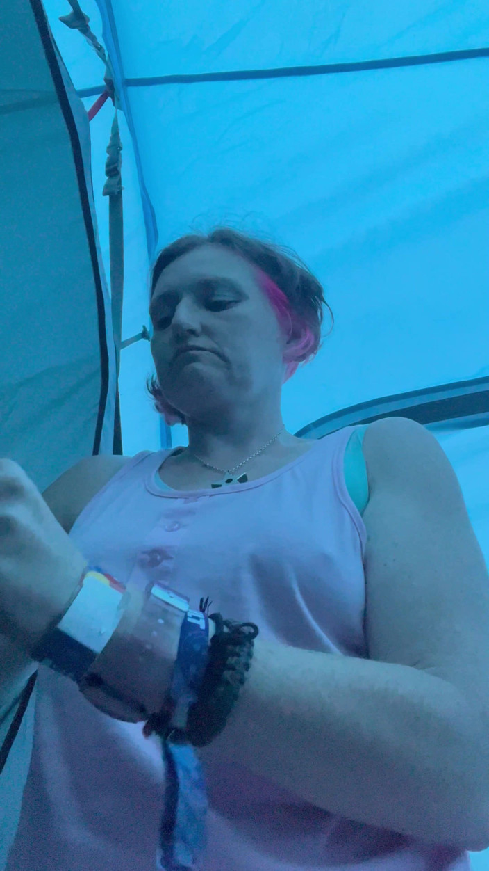 Pissing Paradise: Коли Швидке Писання В Пляшку У Вашому Наметі Призводить До Роздягання Та Чудернацьких Маленьких Цицьок І Бітів!