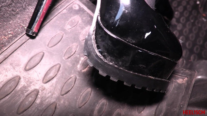 Heel 15 cm: Jeanne i bil