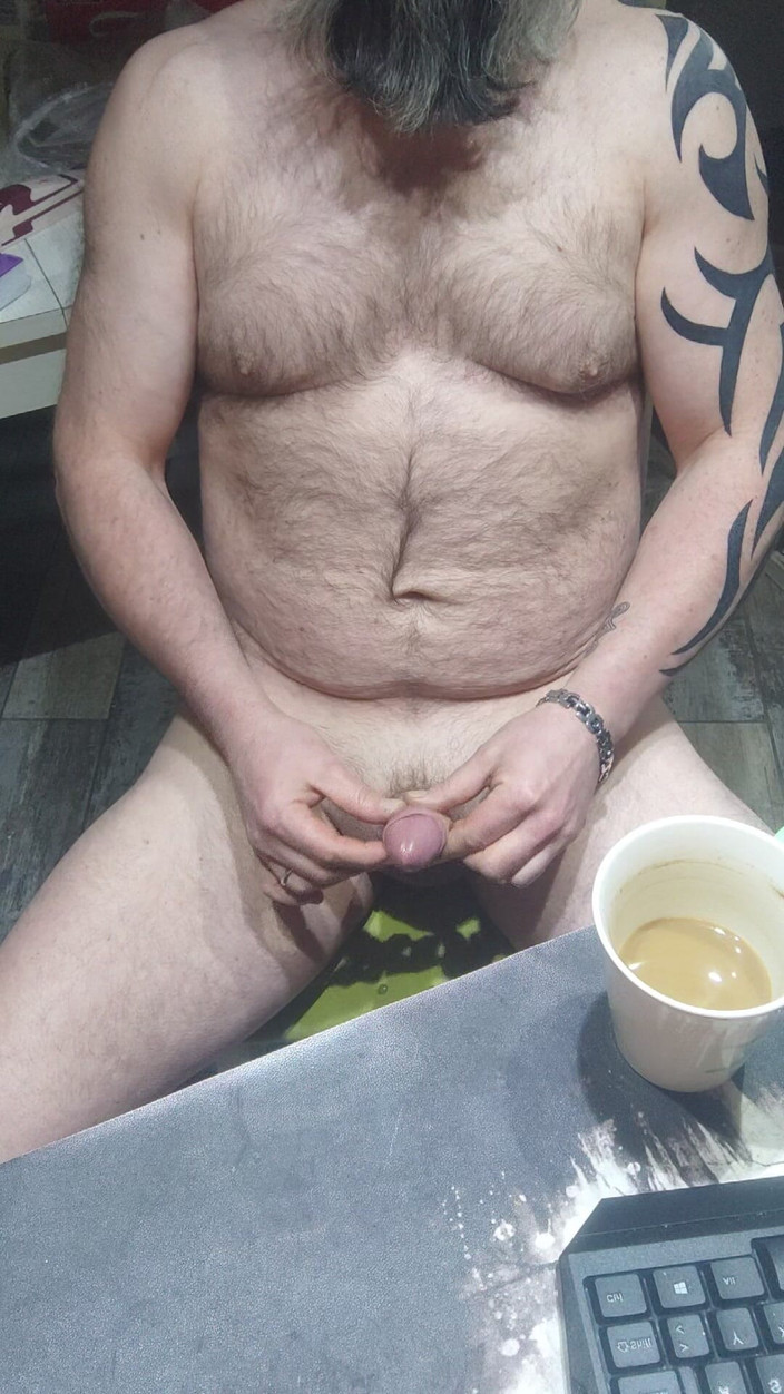 Wanker: Ochtendkoffie drinken en aan mijn pik trekken