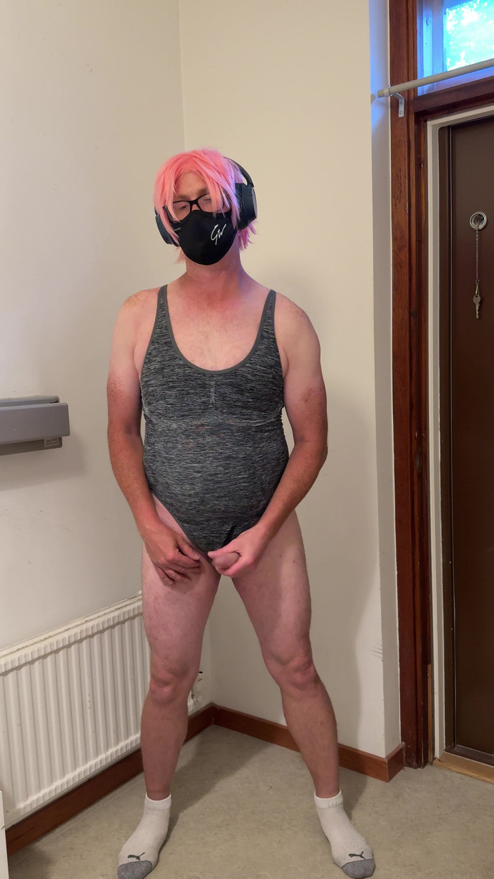 Julia Trans: ट्रॅनी डैडी की गांड, अंटे और हस्तमैथुन करती है और वीर्य निकालती है