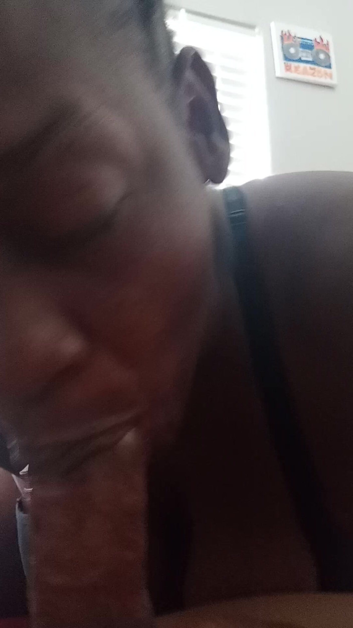 Lola Tha Pink Bunny: Le labbra aspirano la caramella subito