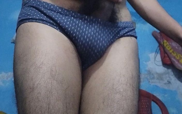 Lustyizlife: 欲火中烧的印度青少年男孩穿着他继妹的胸罩和内裤，一边撸管和抚摸
