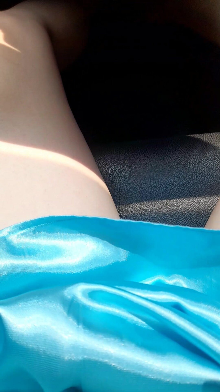 Naomisinka: 精液穿着蓝色雪纺连衣裙，缎面内衬