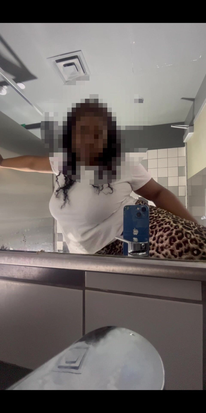 Anye Meshell: Ce ai face dacă m-ai găsi sub pomul tău de...