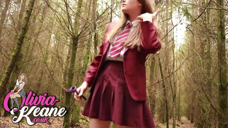 Olivia Keane: College Girl Uses Shewee to Piss Outside
