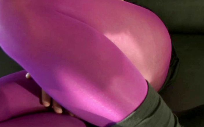 Nylon Xtreme: Сіра нейлонова маска і рожеві ноги в колготках