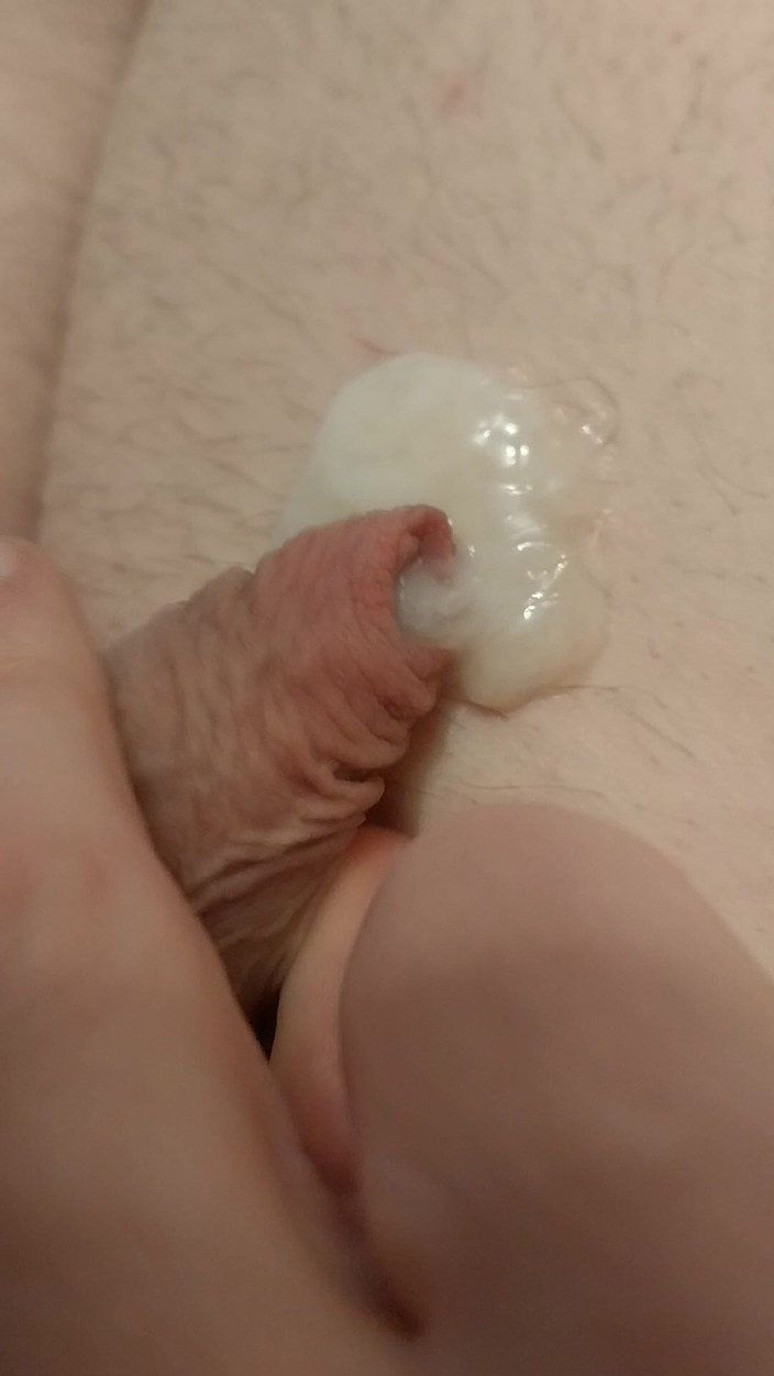 Cindy Belfast: Un petit clito jouit dans une culotte rose