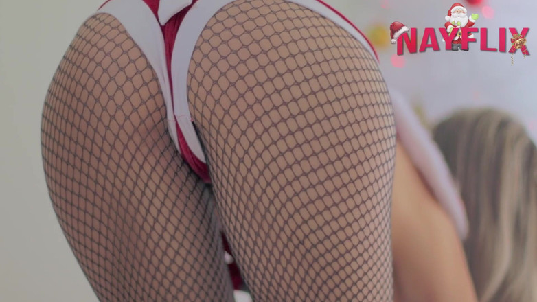 Nayflix: Lắp ráp cây giáng sinh gợi cảm của tôi