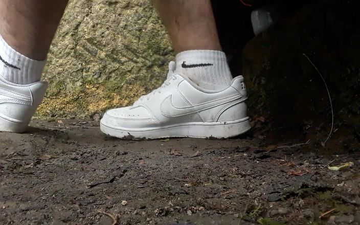jerkofflover: Meus sapatos e meias brancas Nike
