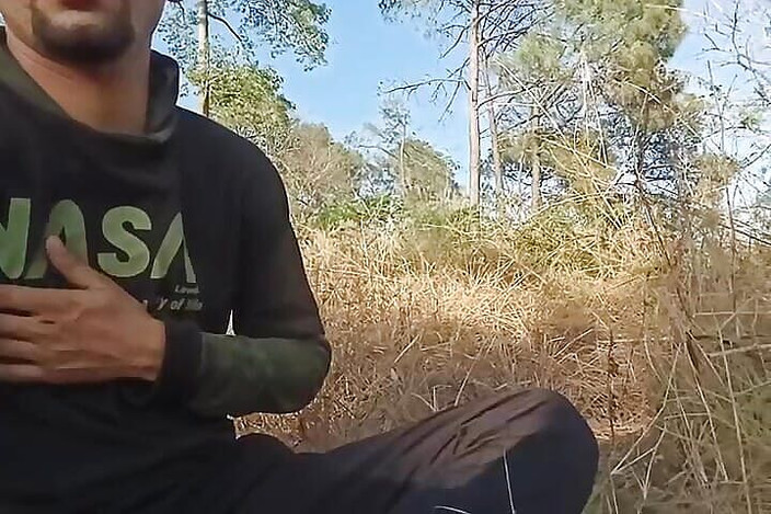 Gangbang straight: Голий індійський хлопець на відкритому повітрі 2