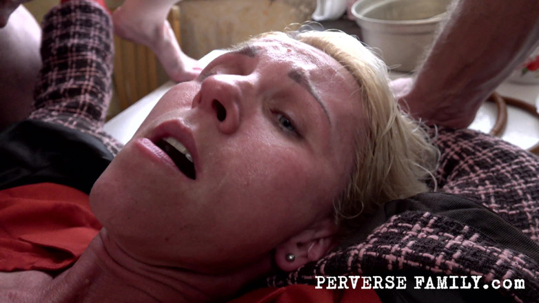 Perverse Family: Perverse Family 27 - ตอนที่ 3 (ซีซั่น 3): หลังเลิกงาน, เย็ดกลุ่ม