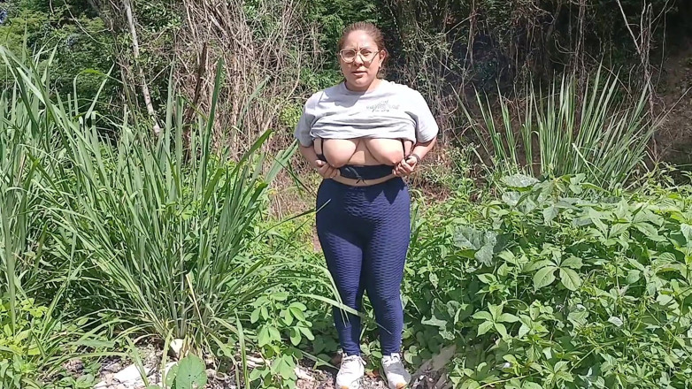 SugarPose: Mollige Latina Zeigt Ihren Arsch Und Ihre Titten Im Freien