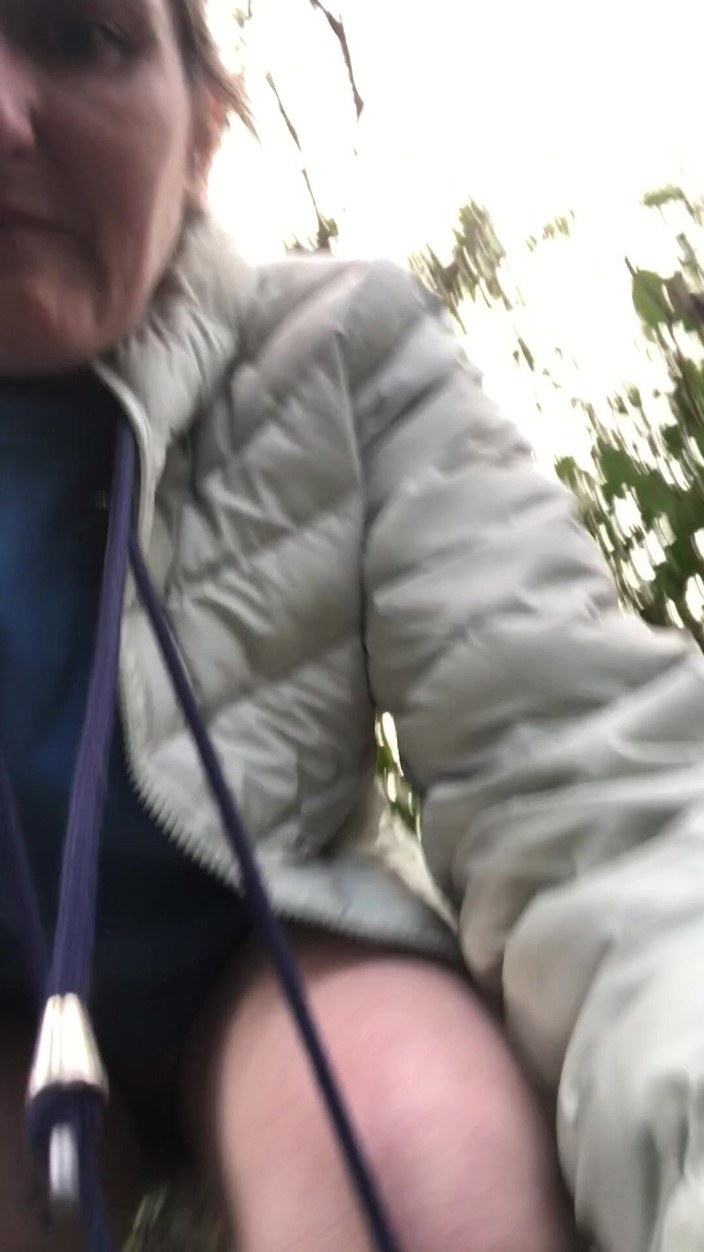 Pissing Paradise: Cewek sange ini lagi asik jongkok di luar ruangan sambil...