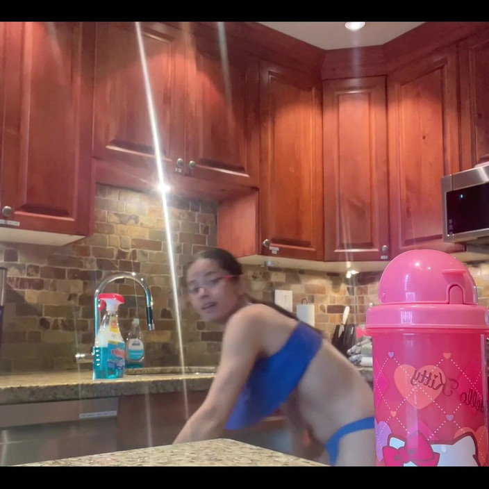 sweethanajapanese: Czyszczę kuchnię seksowną