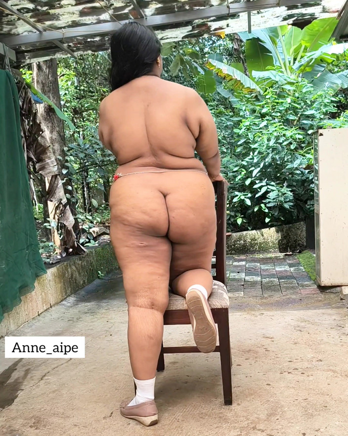 Anne Ipe: India ragazza formosa in giacca nera si spoglia completamente per...