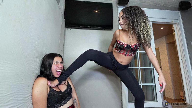 FetishKing: 空手家フットドミネーションベイブス - スウィートフィートハードキック