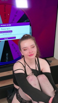 Ritzy rain gewonnener mund sabbernder gag, vaginales fisting, muschi mit gürtel und pissen Trinken auf sex roulette-spiel