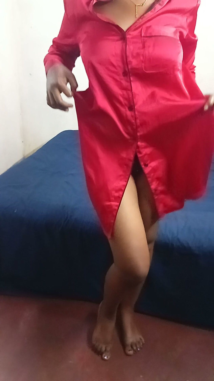 Dericky22: Mujer negra de pelo corto con deseo