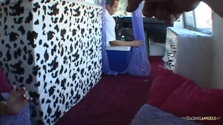 Teasing Angels: Selepas makan ais krim lelaki ini mengongkeknya keluar dari dalam...
