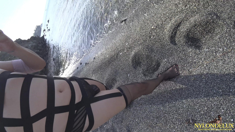Nylondelux: Fetish bugar di pantai 4k