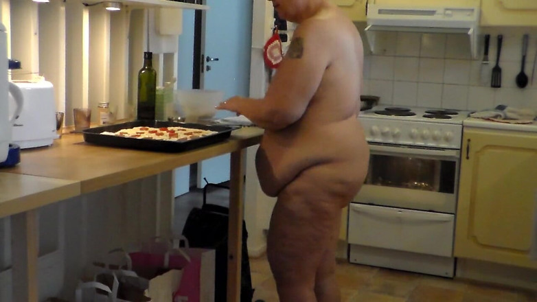 Sex hub couple: Jen is all nude and baking