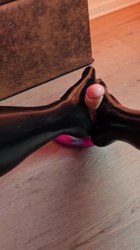 Footjob avec un gode en latex