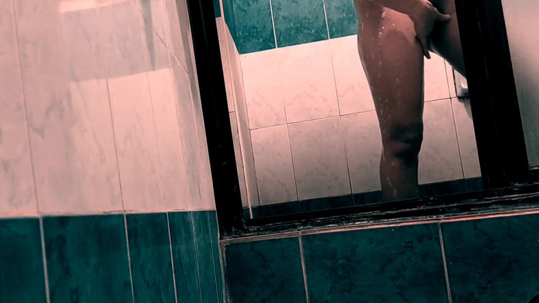 Grentie: Feeling horny in the shower