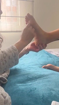 Ayakları beni büyülüyor ve tüm vücuduma dokunuyor