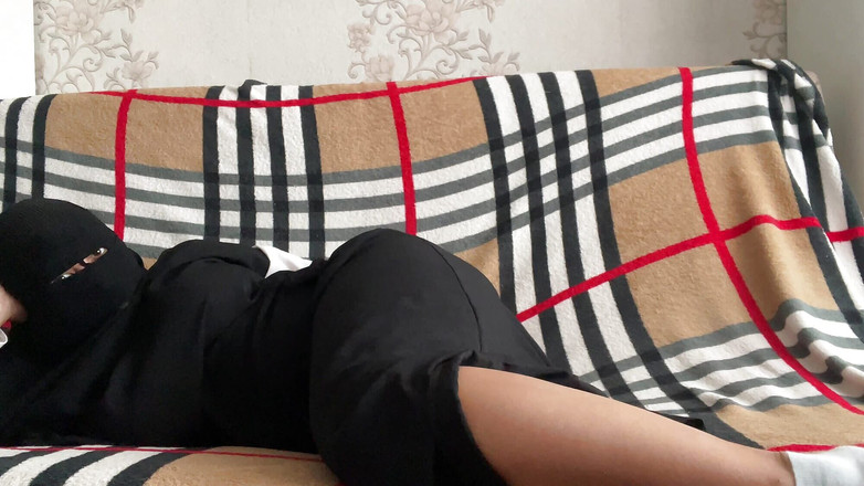 Lux Eva: Une Arabe syrienne en hijab aime caresser sa chatte mouillée...