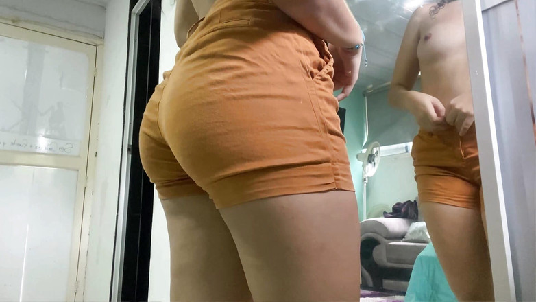 MiaSaintLove: Mi hermanastra se masajea en el espejo y me pone...