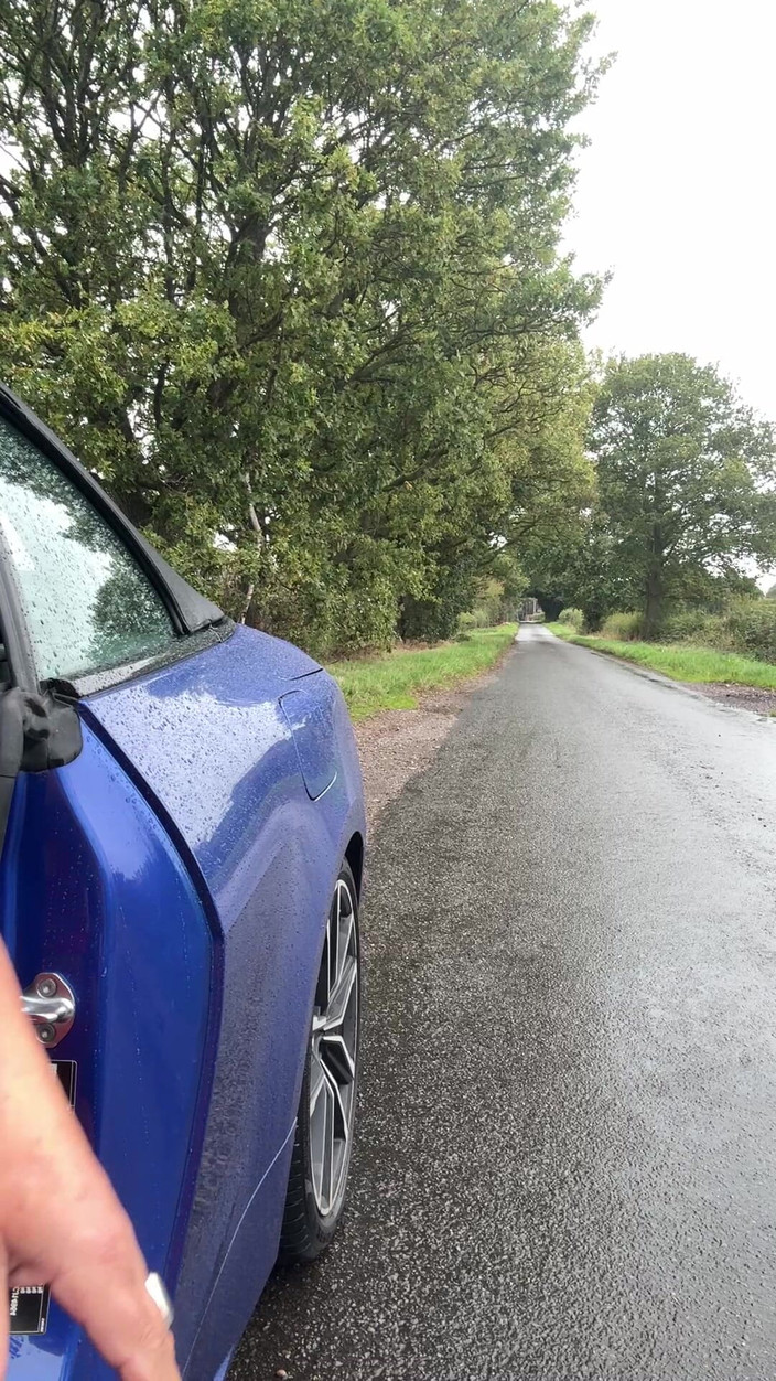 Kellycd2022: Sexy Crossdresser Kellycd2022 Vyjeďte na jízdu v červených bezešvých punčochách a...