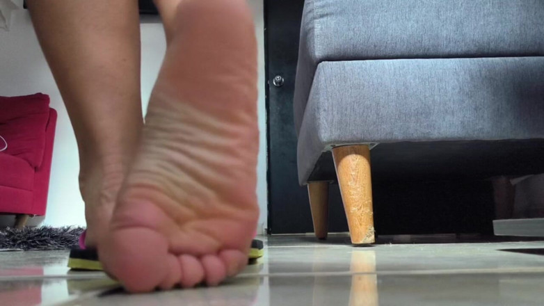 Isabel: Adoration des pieds avec des tongs