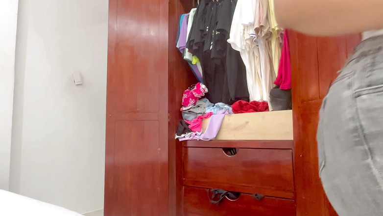 Katrina4deluxe: Pembantu rumah yang sangat besar menukar pakaian