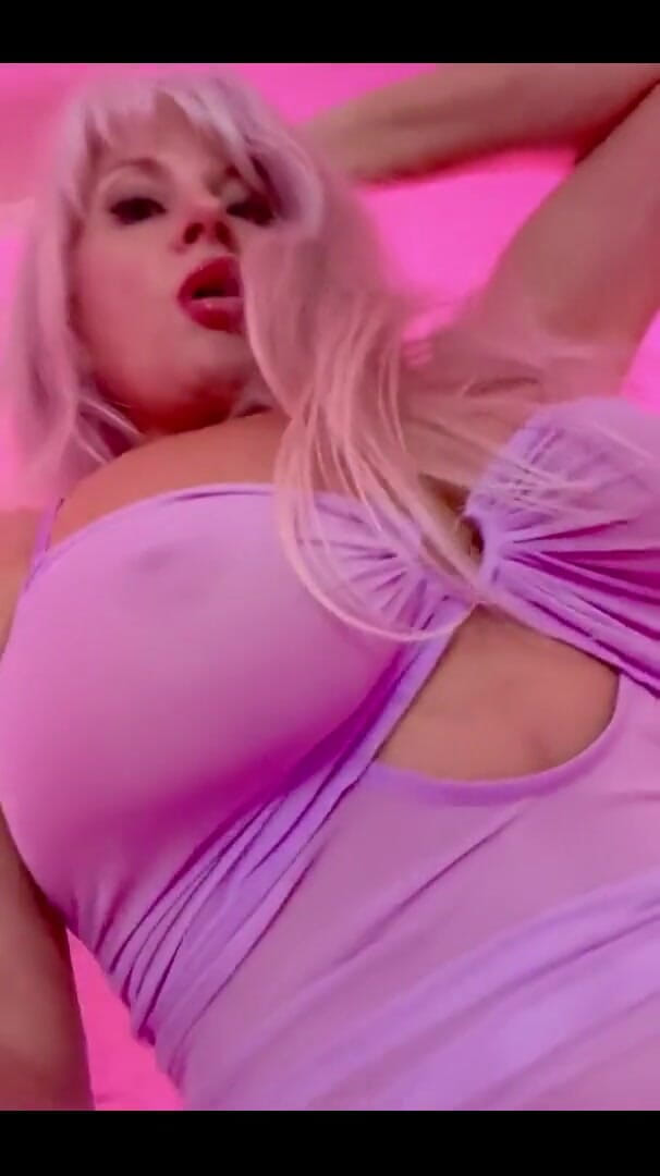 PaintedRose: Cium aku lebih banyak bibir dan pinggul hanya untukmu, aku...