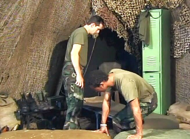 Bareback TV: Военные качок занимаются межрасовым гей-сексом