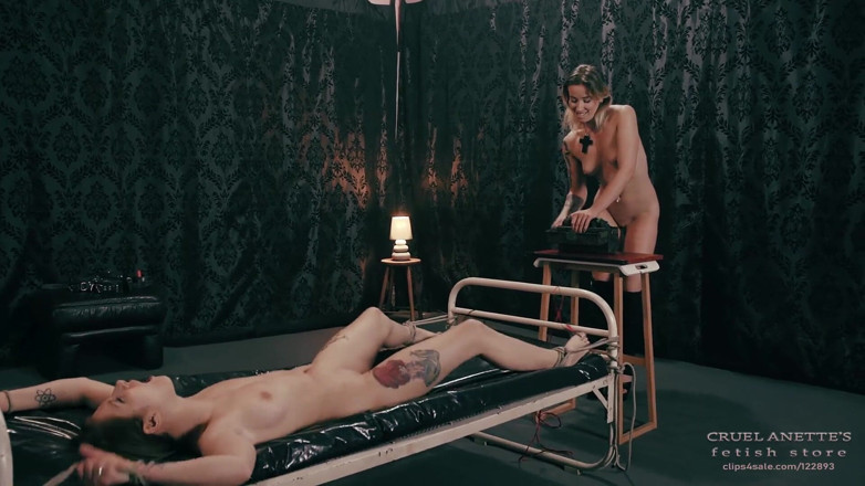 Cruel Anettes fetish world: Шокує її скрізь