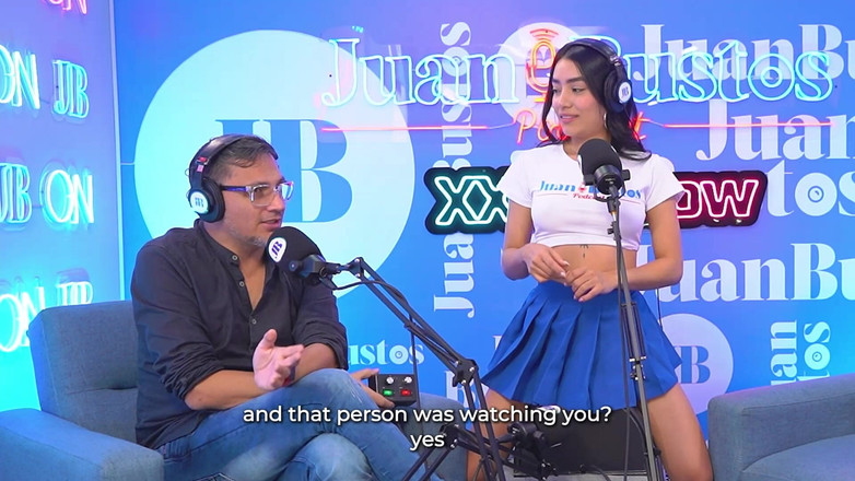 JuanBustos: La pequeña colombiana pervertida Mayraoficial se corre en la máquina...