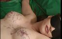 Dark Dungeon Secrets: Julie Simone får varmt ljusvax tappat på bröstvårtor
