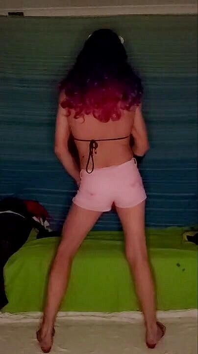 Lizzaali: Граю в моїх крихітних рожевих шортах