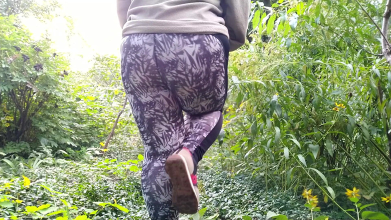Elena: Huge ass fat MILF in leggings pissing doggy style outdoors