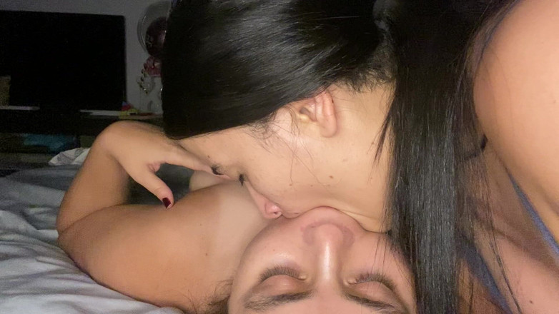 zoemelissa: La lesbica mi succhia in profondità la mia enorme lingua