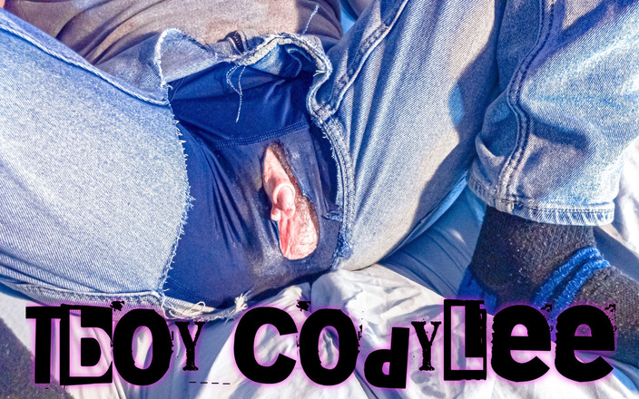 TboyCodyLee: Cortar la ropa de TboyCodyLee exponiendo sus tetas y polla