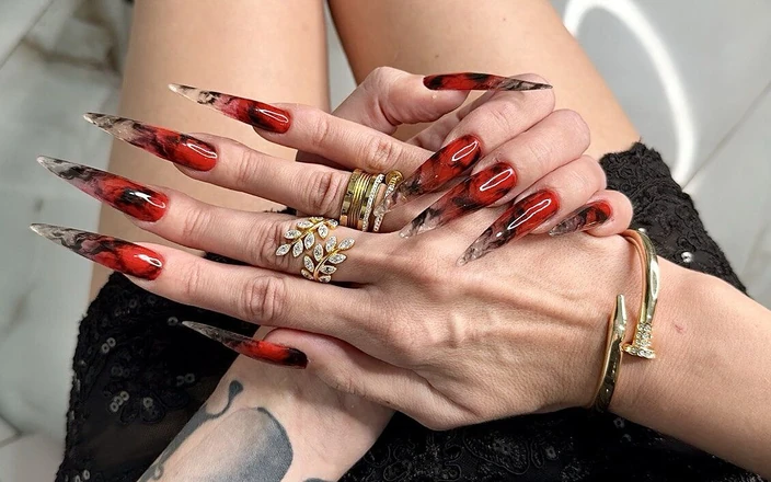 Julia domaina: Unhas compridas da cor quente nova, garras, palmas largas dos...