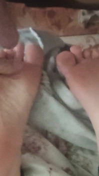 在她读书的时候玩弄朋友的脚底。