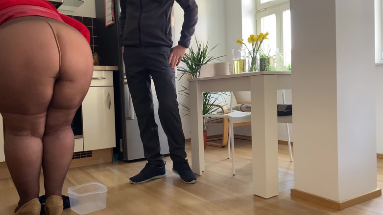 OurFetishLife: 義理の母のセクシーな毛むくじゃらのお尻と猫はそれに値する