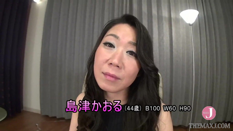 Celebrity Japan: Ihre lippen sind mit rotem rouge bedeckt, und sie küsst...